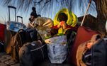 Refugiados da Ucrânia aguardam, já dentro da Polônia, transporte para cidade nas proximidades do país vizinho. Mais de 500 mil pessoas já deixaram o território ucraniano