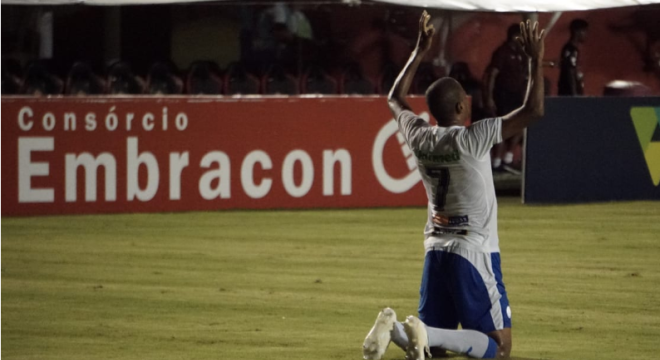 Regis comemora gol marcado contra o Vitória, na Série B