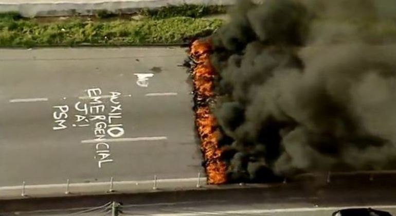 Manifestantes ateiam fogo e bloqueiam rodovia Regis Bittencourt, em SP
