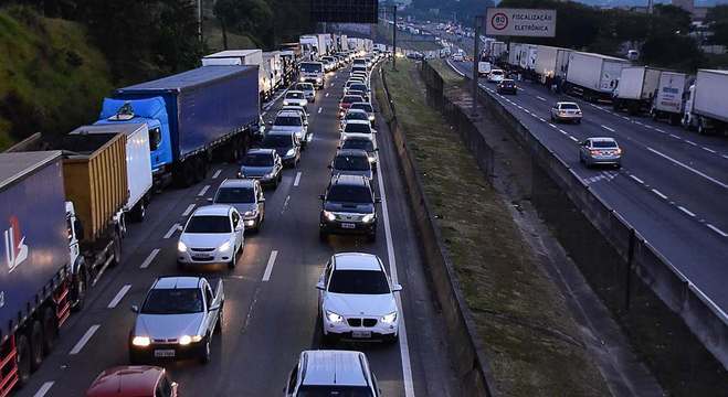 Caminhoneiros fazem paralisação desde segunda (21)