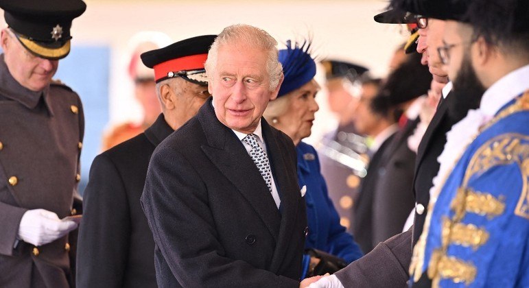 Funcionária da família real e amiga do rei Charles 3º foi demitida após comentário racista