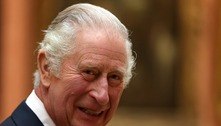 Rei Charles 3º dá risada ao ser questionado se Harry poderia retornar para a família real