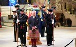 O rei Charles 3°, acompanhado dos três irmãos, liderou ainda na segunda-feira a procissão que levou o caixão de Elizabeth 2ª até a Catedral de Saint Giles, em Edimburgo, capital da Escócia, onde os britânicos começaram a se despedir da rainha