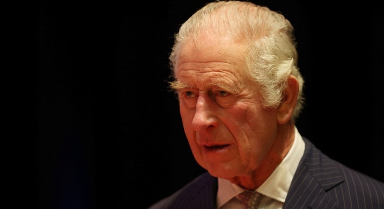Um novo livro sobre o rei Charles 3º será lançado nesta quinta-feira (13), a pouco mais de três semanas da coroação do monarca, no próximo dia 6 de maio. Trata-se de Our King: Charles III: The Man and the Monarch Revelead, escrito pelo jornalista e comentarista real britânico Robert Jobson. A obra traz novas revelações bombásticas sobre a família real britânica. Veja sete delas a seguir: