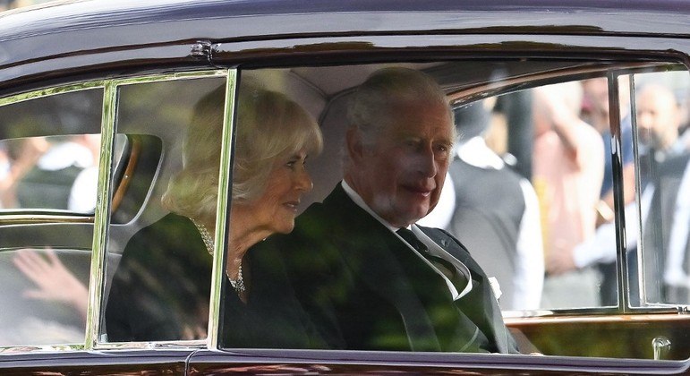 Charles 3º e Camilla durante aparição pública em cerimônia de funeral de Elizabeth 2ª