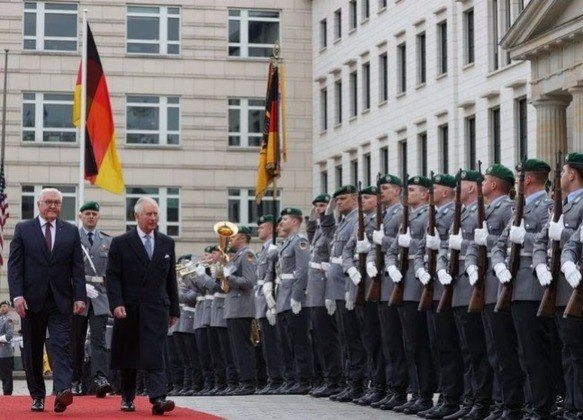 Em março, uma visita de estado à França foi adiada devido aos protestos no país contra as reformas da aposentadoria. Desde então, Charles fez apenas uma viagem oficial internacional, para a Alemanha. A imprensa britânica afirma que ele irá retomar a viagem no final de setembro, antes de uma possível visita à África