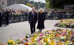 O rei Charles 3º e a rainha consorte Camilla foram à Irlanda de Norte na terça-feira (13) para uma visita relâmpago à região. O casal real seguiu de avião para Londres, onde acompanhou a chegada do caixão da rainha Elizabeth 2ª