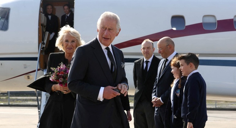 Rei Charles 3º e a rainha consorte Camilla chegam a Belfast, na Irlanda do Norte