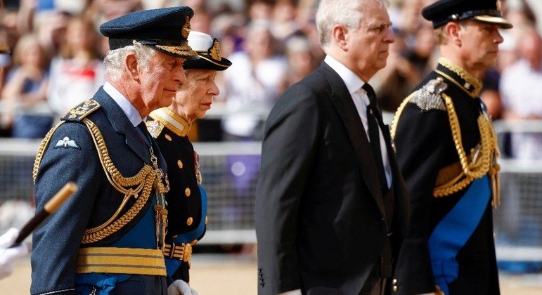 Rei  Charles 3º caminham durante cortejo fúnebre da rainha Elizabeth 2ª