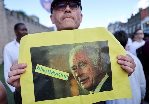 Um dos manifestantes segurava um cartaz com uma foto de Charles 3º e a frase 