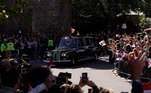 Sob um céu azul, dezenas de britânicos esperavam para ver seu novo rei, que morou na região durante a juventude e se orgulha de ter aprendido o idioma local como Príncipe de Gales