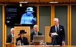 O novo rei fechou a semana com a visita ao País de Gales, onde ele era príncipe até uma semana atrás. Por lá, Charles enfrentou protestos pedindo o fim da família real no Reino Unido