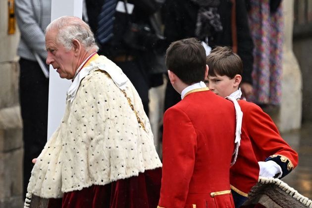 Após o cortejo, Charles 3º se prepara para entrar na Abadia de Westminster
