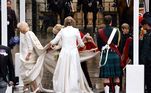 Camilla, a rainha consorte (à esquerda), deixa a carruagem e se encaminha para dentro da Abadia de Westminster