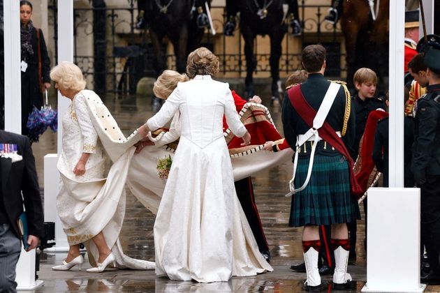 Camilla, a rainha consorte (à esquerda), deixa a carruagem e se encaminha para dentro da Abadia de Westminster