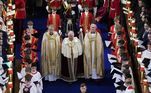 Charles 3º caminha já dentro da Abadia de Westminster, onde será coroado rei