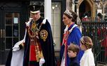 William e Kate Middleton com dois de seus filhos chegando à abadia