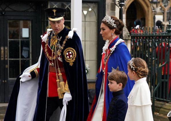 William e Kate Middleton com dois de seus filhos chegando à abadia