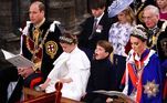 Príncipe Louis boceja durante a cerimônia de coroação de seu avô. Ele está ao lado de sua irmã e de seus pais, William e Kate Middleton