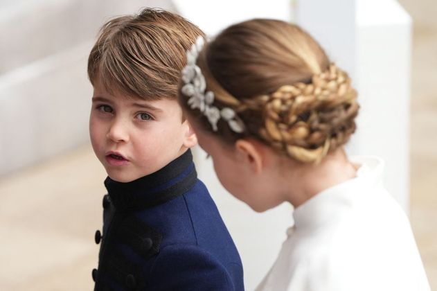 O príncipe Louis e sua irmã, a princesa Charlotte, na coroação de seu avô, o rei Charles 3º