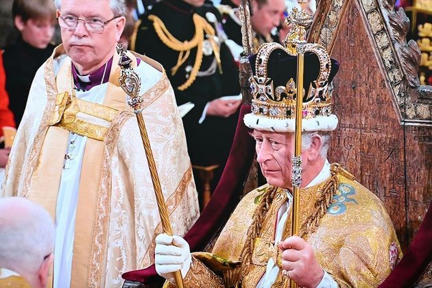 Charles já com a coroa e os cetros recebidos durante a cerimônia de coroação