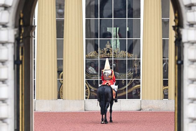 Charles 3º e sua mulher, Camilla, a rainha consorte, se preparam para iniciar o trajeto até a Abadia de Westminster