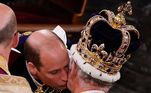 William, futuro rei, beija seu pai durante a coroação