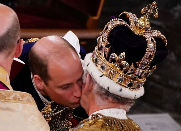 William, futuro rei, beija seu pai durante a coroação
