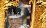 Camilla já na Gold State Coach, carruagem que levará o casal real de volta ao Palácio de Buckingham. Essa carruagem é diferente da que levou Charles e Camilla até a Abadia de Westminster neste sábado (6). A Gold State é o mesmo veículo que também transportou a rainha Elizabeth quando foi coroada, em 1953