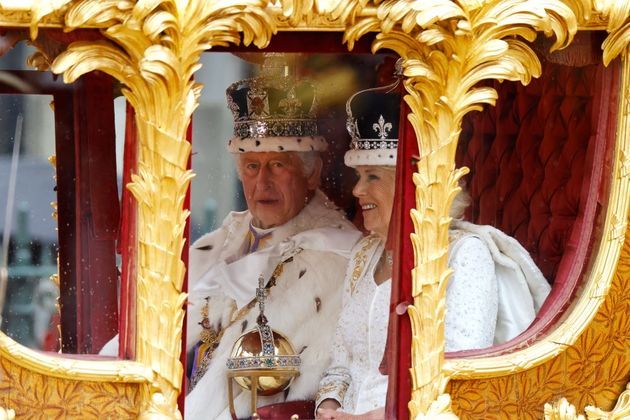 Charles 3º e Camilla voltam ao Palácio de Buckingham de carruagem após a cerimônia de coroação do rei