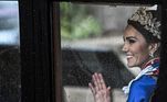 Kate Middleton acena para o público no trajeto de volta ao Palácio de Buckingham após a cerimônia de coroação de Charles 3º