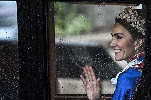 Kate Middleton acena para o público no trajeto de volta ao Palácio de Buckingham após a cerimônia de coroação de Charles 3º