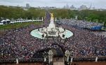 Multidão reunida em frente ao Palácio de Buckingham festeja a coroação de Charles 3º