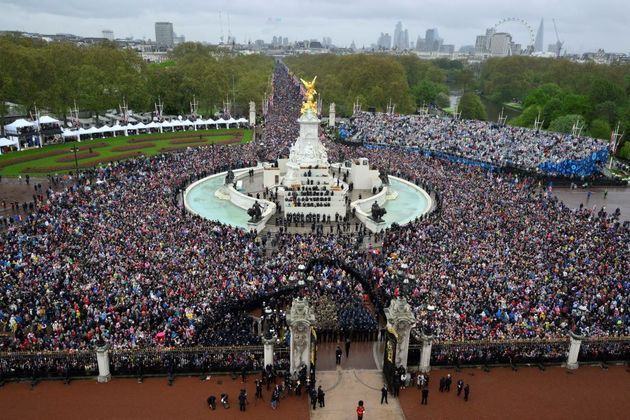 Multidão reunida em frente ao Palácio de Buckingham festeja a coroação de Charles 3º