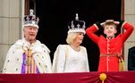 Rei Charles, rainha Camilla e seu neto, Freddy Parker Bowles