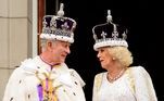 Charles e Camilla conversam no balcão do Palácio de Buckingham