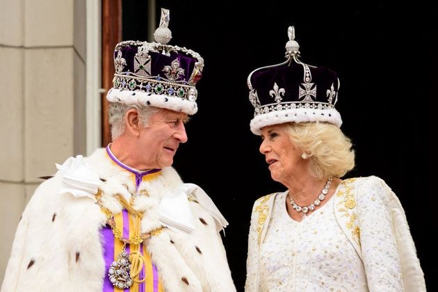 Charles e Camilla conversam no balcão do Palácio de Buckingham