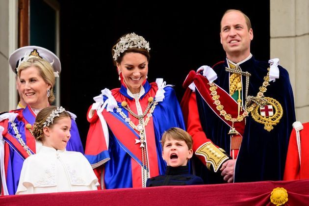 Príncipe William e princesa Kate riem das estripulias de Louis, o terceiro filho do casal