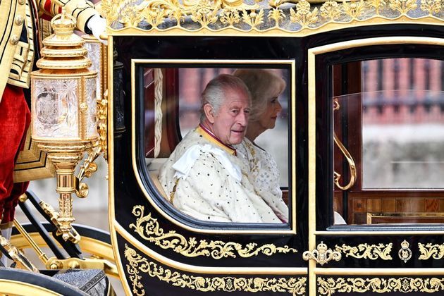 Ao contrário de Elizabeth 2ª, que em 1953 foi conduzida até a Abadia de Westminster na Carruagem de Ouro de Estado, usada pela família real desde 1930, Charles optou por uma carruagem moderna. O veículo proporcionou ao rei e à rainha consorte uma viagem com muito mais conforto do palácio até a abadia. Na volta, o casal viajou na carruagem tradicional da realeza