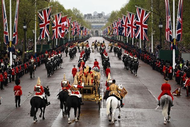 Carruagem de Charles e Camilla rumo à Abadia de Westminster, com a cavalaria fazendo a escolta