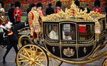 Detalhes da bela carruagem que conduz Charles e Camilla pelo trajeto até Westminster