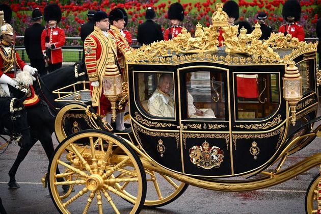 A carruagem escolhida por Charles para o grande dia foi a mesma usada no Jubileu de Diamante, evento realizado em comemoração dos 60 anos da rainha Elizabeth 2ª. Apesar do design mais simples, o veículo tem ar-condicionado, vidros elétricos e suspensão hidráulica. Esses recursos fazem com que o percurso seja muito mais confortável, por amortecer os impactos e criar um ambiente mais fresco