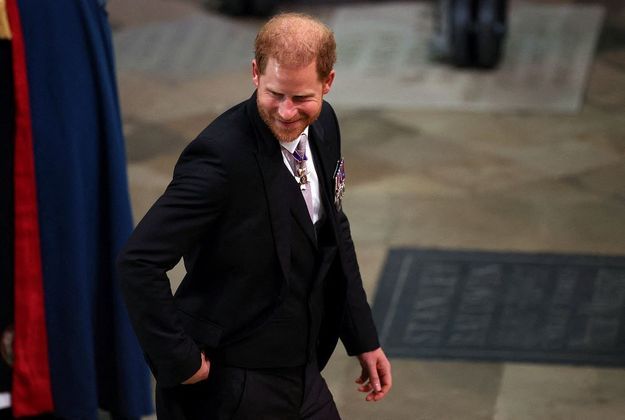 Harry sorri para os convidados ao entrar na Abadia de Westminster, neste sábado (6), para acompanhar a coroação de seu pai, o rei Charles 3º