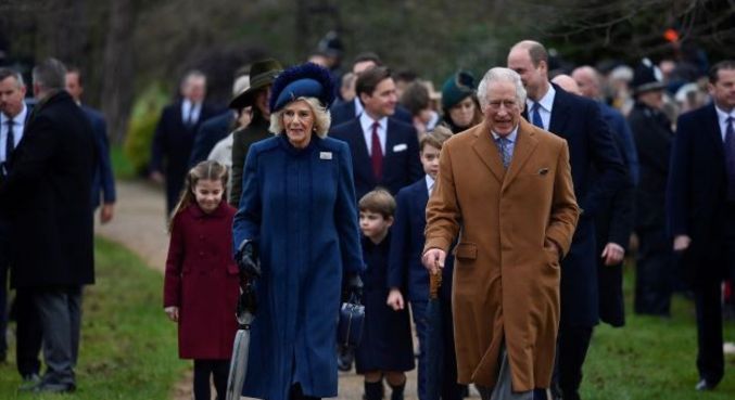 O rei Charles e a rainha consorte Camilla, com a família real 