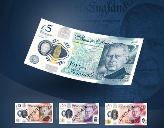 Rei Charles 3º aparecerá em notas de libraApós a morte da rainha Elizabeth 2ª, o novo monarca, Charles 3º, estampará cédulas de dinheiro no Reino Unido. O Banco da Inglaterra mostrou as imagens com o rosto do monarca, que surgirá pela primeira vez nas cédulas de  5, 10, 20 e 50 libras, sempre com o mesmo desenho, apenas com variação das cores.Segundo o comunicado que o banco inglês pôs em seu site, a expectativa é que as notas entrem em circulação em meados de 2024. Quando isso acontecer, as cédulas antigas, com a imagem de Elizabeth 2ª, não serão recolhidas e poderão ser usadas normalmente