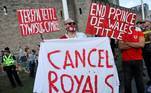 O Rei Charles 3º foi recebido no Castelo de Cardiff, no País de Gales, com vaias de pessoas que manifestavam contra a monarquia nesta sexta-feira (16). Os cartazes da foto mostram as frases 'cancelem a realeza' e 'acabem com o título príncipe de Gales' 