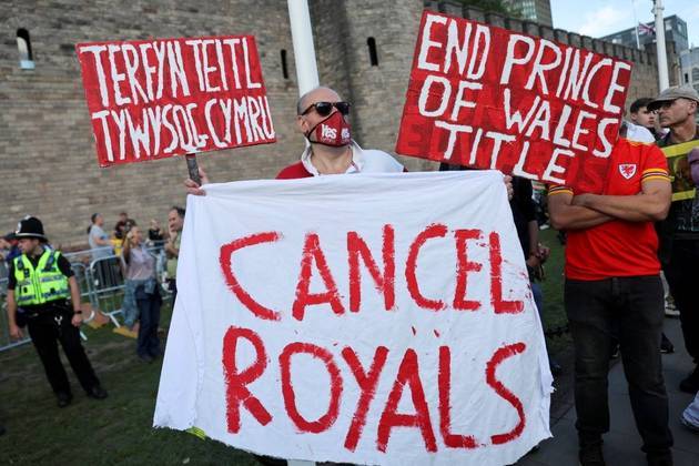 O Rei Charles 3º foi recebido no Castelo de Cardiff, no País de Gales, com vaias de pessoas que manifestavam contra a monarquia nesta sexta-feira (16). Os cartazes da foto mostram as frases 