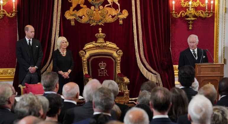 O rei Charles 3º da Grã-Bretanha fala durante uma reunião do Conselho de Adesão
