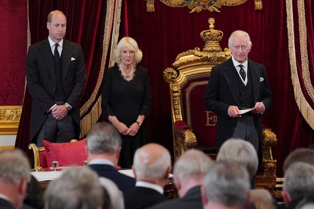 Em uma cerimônia solene televisionada no Palácio de Saint-James, em Londres, na presença de seu herdeiro William, da rainha consorte Camilla, da primeira-ministra Liz Truss e seus antecessores vivos, o Conselho da Ascensão assinou e anunciou a proclamação do novo rei