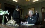 Também na terça-feira, Charles 3º reclamou de uma caneta que estava usando, sugerindo que estava vazando tinta. A caneta foi rapidamente removida por um assessor real antes que Camilla se sentasse para assinar o livro. As imagens viralizaram como um 'ataque' de raiva do rei